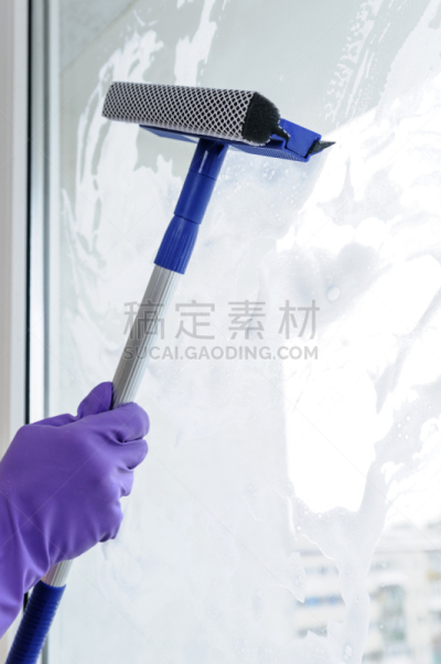 男人,冰雪刮,垂直画幅,纺织品,平视角,玻璃,泥土,家庭生活,纯净,干净