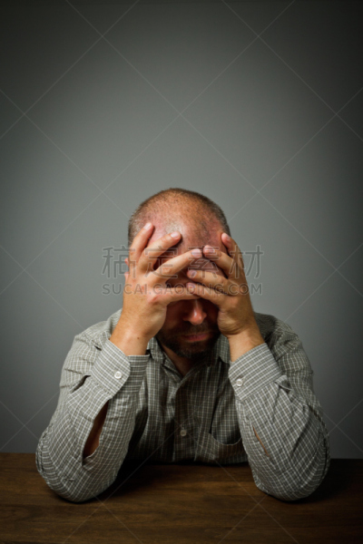悲痛,男人,垂直画幅,头痛,情绪压力,白人,男性,仅男人,仅成年人,逆境