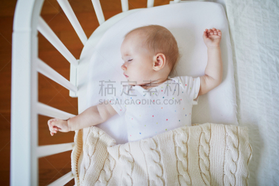 婴儿床,女婴,科罗拉多州,毛绒玩具,儿童房,就寝时间,水平画幅,纺织品,家庭生活,仅一名女婴