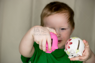 两个物体,河岸,两美元的钞票,小猪扑满,幸福,水平画幅,嬉戏的,仅男孩,人,拿着