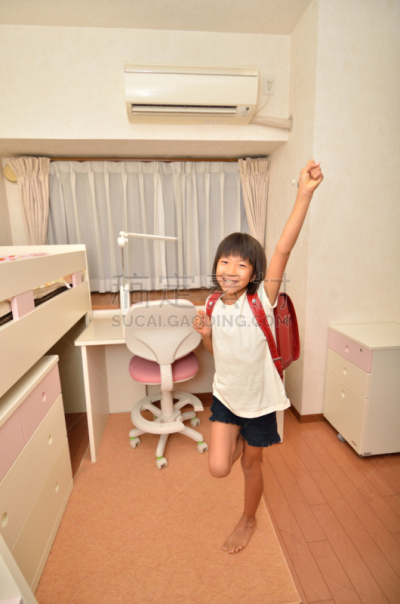 女孩,书房,垂直画幅,青少年,短袖,家庭生活,家具,日本人,书桌