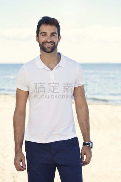 海滩,男孩,polo衫,胡茬,垂直画幅,正面视角,络腮胡子,休闲活动,注视镜头,户外