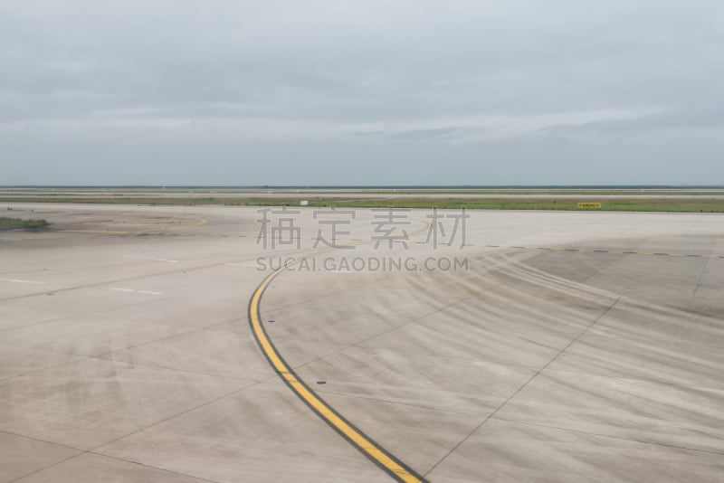 空的,飞机跑道,多云,白昼,飞行员,天空,草,边界,沥青,风景