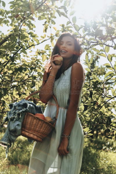 苹果,背面视角,垂直画幅,纺织品,夏天,周末活动,仅成年人,镜头眩光,青年人