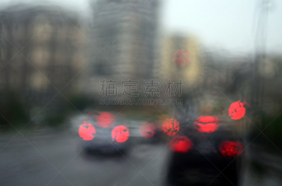 在活动中,雨,气候,汽车,彩虹,户外,乌云,红色,季节,秋天