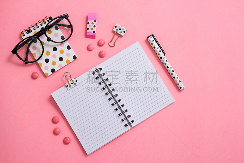 眼镜,笔记本,水笔,粉色背景,商务,螺线,一个物体,铅笔,柔和色,办公室