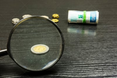 放大镜,波兰,五个物体,水平画幅,银行,金属,想法,税表,光学仪器,数字