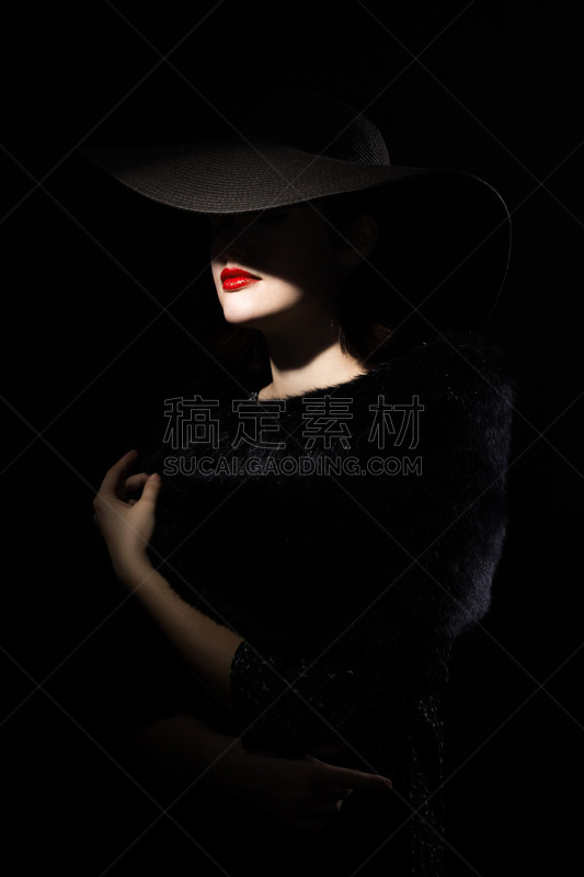 工作室,女人,黑帽,注视镜头,垂直画幅,美,半身像,白人,唇膏,树荫