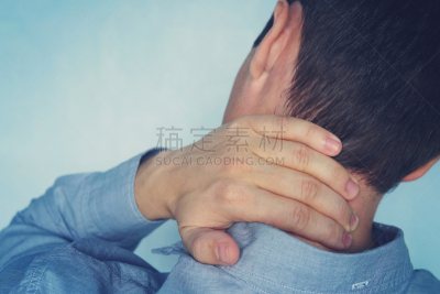 特写,痛苦,颈,手,青年男人,概念,颈椎,蓝色背景,拿着,骨折