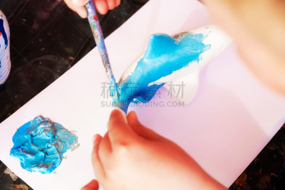 儿童,玩具鲨鱼,休闲活动,水平画幅,户外,白人,画笔,工艺品,彩色图片,小雕像