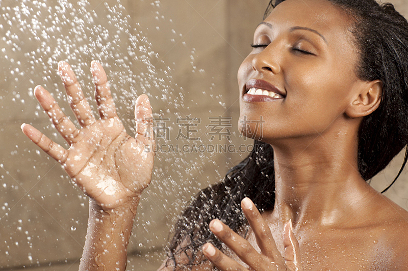 女人,在下面,纯净,水下落,埃塞俄比亚人,流水,淋浴,洗涤,站,洗头