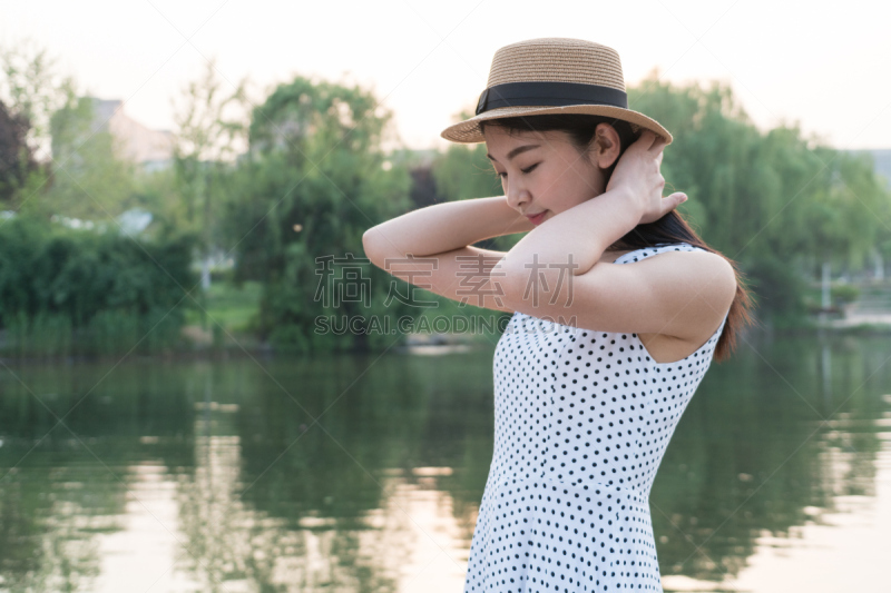 湖,女人,快乐,注视镜头,水,天空,美,公园,半身像,水平画幅