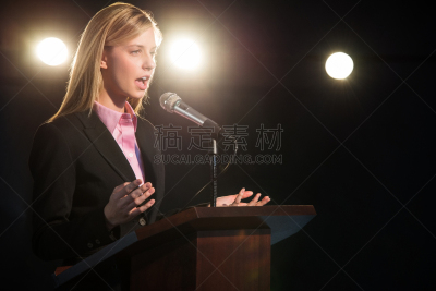 会堂,女商人,指挥台,演说家,麦克风,商务研讨会,半身像,套装,不看镜头,仅成年人
