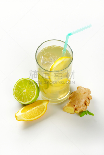 姜汁啤酒,玻璃杯,垂直画幅,寒冷,根部,无人,有机食品,玻璃,生食,白色背景