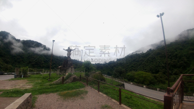 El Chasqui, más popularmente conocido como Monumento al Indio o el Indio, es una escultura de 6 metros de altura emplazada sobre una base de 10 metros y a su vez ubicada a la altitud de 1.100 metros dentro de la reserva provincial Los Sosa en la ruta prov