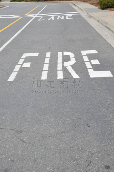 燃点标志,交通标志,垂直画幅,无人,路,户外,白色,禁止泊车,黄色,2015年