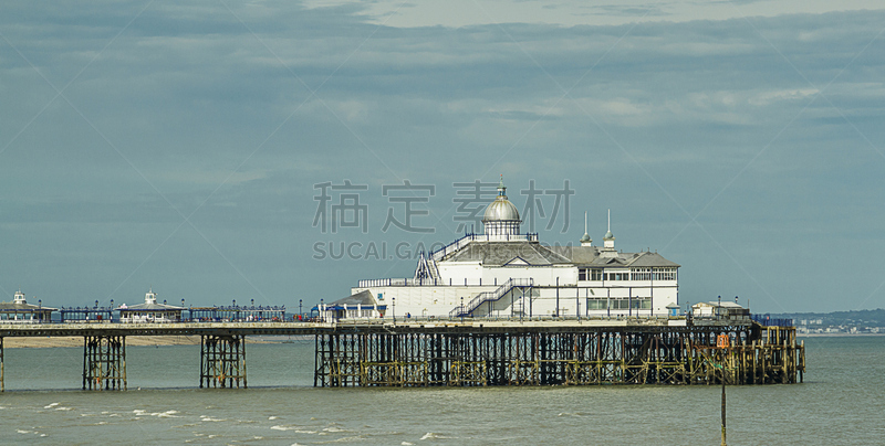 伊斯特本码头,伊斯特本,水,天空,旅游目的地,水平画幅,码头,沙子,建筑,无人