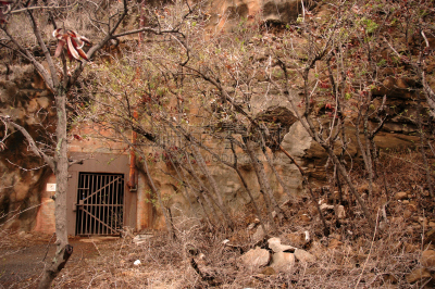 大门,建筑物门,山,侧面视角,工业用门,跳过,褐色,水平画幅,无人,古老的