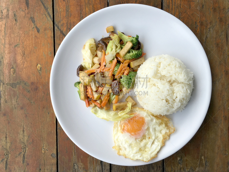 多样,煎蛋,炸豆腐,蔬菜,香菇,豆腐,羽衣甘蓝,花椰菜,西兰花,链