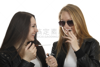 两个人,女孩,烟嘴,美,水平画幅,美人,皮革,白人,特写,打火机