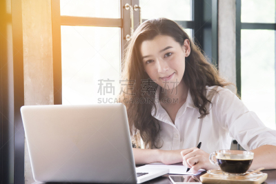 咖啡店,笔记本电脑,咖啡,木制,在家购物,青年女人,桌子,坐,工作,做