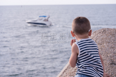 船,男孩,汗衫,条纹,太阳镜,看,海洋,城市排水沟,梦工厂,混泥土块