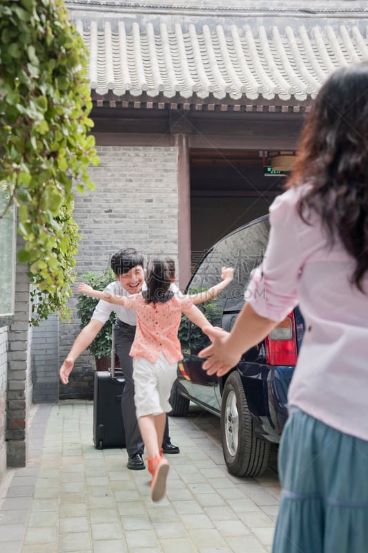 女儿,父亲,球队回家,车道,圆点,庭院,双亲家庭,裙子,张开手臂,手提箱