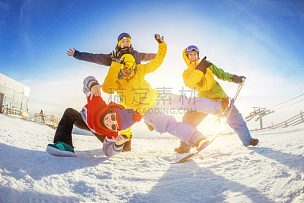 友谊,乐趣,幸福,滑雪场,公亩,天空,休闲活动,雪,旅行者,光