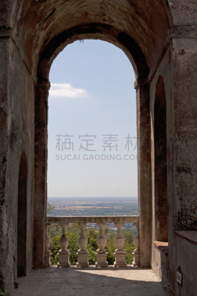 看风景,拉凡他那石拱,垂直画幅,窗户,草原,旅游目的地,地形,山,别墅,建筑