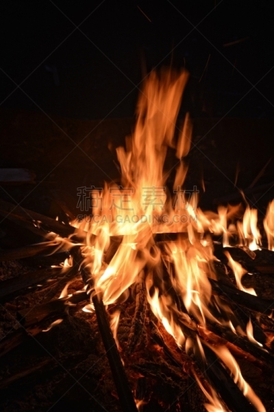 营火,夜晚,巨大的,炙,地狱火,大篝火,烧毁的,垂直画幅,休闲活动,开火