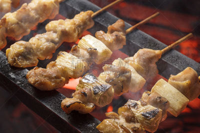 日式烧鸡,煎鸡肉,串肉签,烧烤店,酒屋,烤串,碳烤,肉制品,日本料理,水平画幅