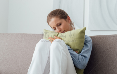 女人,悲哀,枕头,悲痛,水平画幅,情绪压力,沙发,痛苦,虚弱,成年的