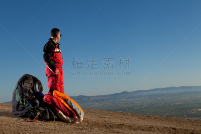 高崖跳伞,索道滑翔翼,可穿戴式相机,极限运动观点,滑翔机,降落伞,空降运动,天空,男性,仅男人
