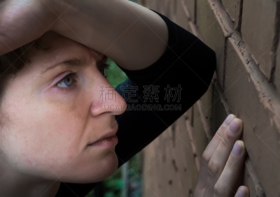女人,沮丧,性暴力,家庭暴力,遮护的手势,害羞,选择对焦,30到39岁,水平画幅,注视镜头