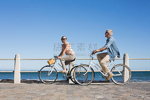 骑自行车,码头,快乐,异性恋,休闲装,45到49岁,中老年伴侣,50到54岁,自行车,主要海洋