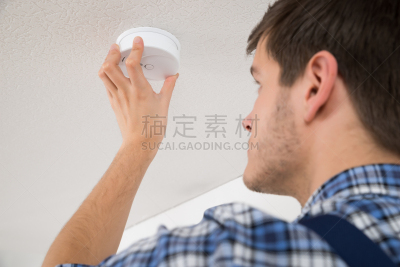 电工,传感器,水平画幅,火警,一氧化碳,天花板,安全,男性,仅男人,仅成年人