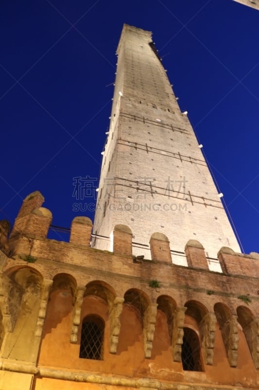 博洛尼亚,都市风景,意大利,塔,室内过夜,垂直画幅,镜头摇上,旅游目的地,正下方视角,建筑