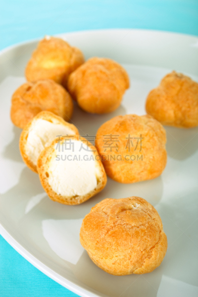 空心饼,垂直画幅,生奶油,无人,奶泡,奶油,蛋糕,烘焙糕点,膳食,法式食品