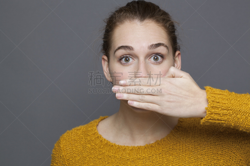 安静,人的嘴,青年女人,口臭,手捂嘴,秘密,禁止的,私密,惊奇