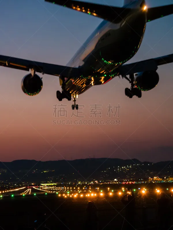 触地得分 大阪国际机场 飞机跑道 商用机 机翼 飞机 机场 轻轻浮起 日本 夜晚图片素材下载 稿定素材