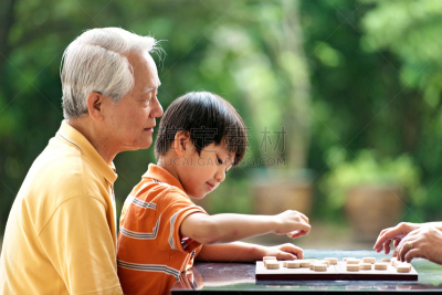 中国象棋,孙子,祖父,祖母,进行中,70到90岁,国际象棋,休闲活动,夏天,男性