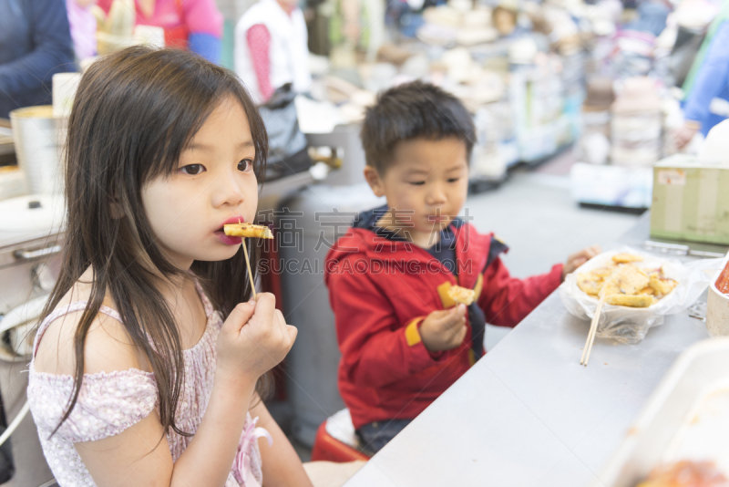 南大门市场,南大门,伸舌头,首尔,韩国,街头食品,林荫路,朝鲜半岛,女婴,4岁到5岁