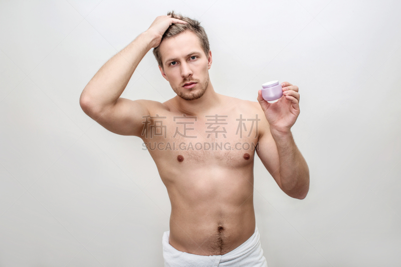 白色背景,面霜,头发,手,氦,青年人,注视镜头,分离着色,电视摄像机,拿着