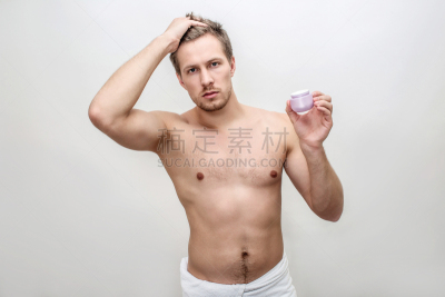 白色背景,面霜,头发,手,氦,青年人,注视镜头,分离着色,电视摄像机,拿着