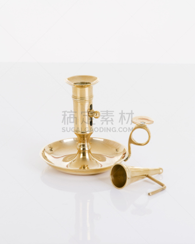 黄铜,烛台,烛花剪,垂直画幅,白色,古董,容器,蜡烛,茶碟,拿着