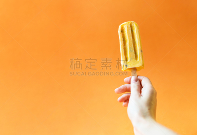 明亮,手,橙色背景,芒果雪糕,女孩,冰淇淋,饮食,水平画幅,色彩鲜艳,乌克兰