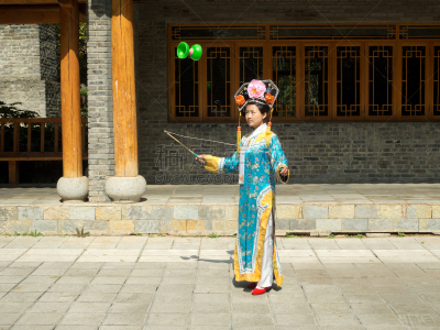 轮流抛接,女孩,空竹,女人,东北,水平画幅,进行中,衣服,人,杂技演员