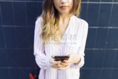 技术,女人,发牌,台阶,人造的,未来,水平画幅,电话机,社会化网络,户外
