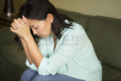 情绪压力,中老年人,沮丧,绝望,40到49岁,仅一个女人,悲哀,痛苦,拉美人和西班牙裔人,头痛