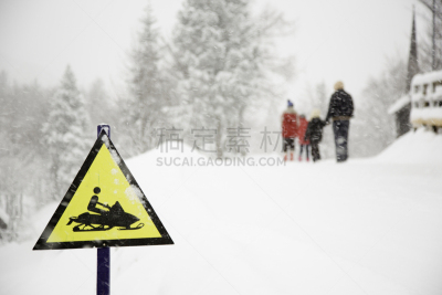 雪上汽车运动,雪,冻结的,家庭,标志,背景聚焦,寒冷,水平画幅,人,步行